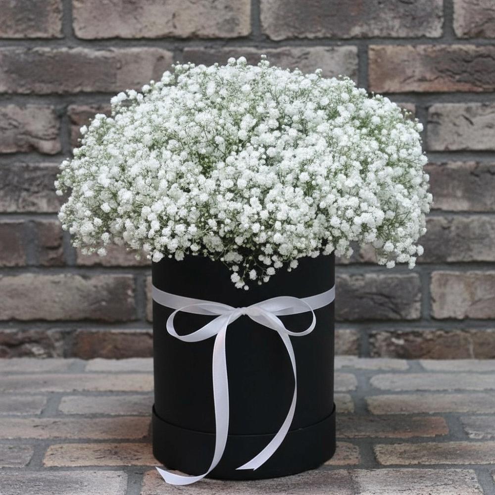 Цветочная композиция из Гипсофила в шляпной коробке в Тоншалово